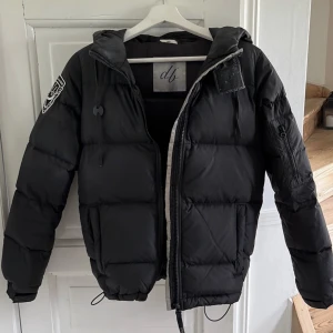 VINTERJACKA  - Svart vinterjacka i storlek xs 