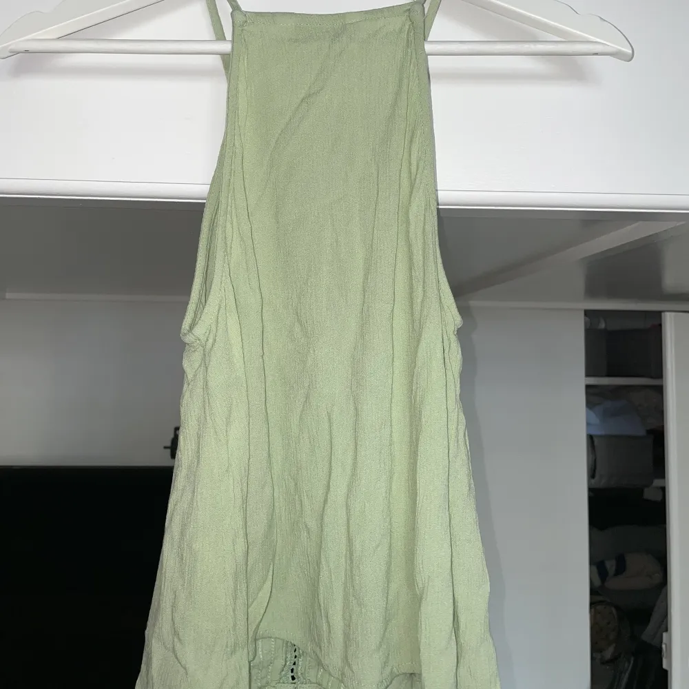 Grönt sommar linne, köpt från stradivarius förra sommaren. Storlek S, använd en gång. . Toppar.