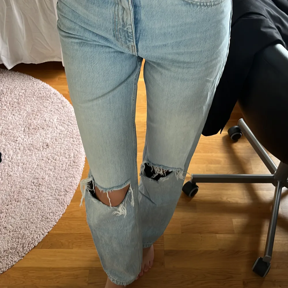 Snygga håliga jeans från gina tricot i storlek 34. Jeans & Byxor.