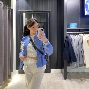 Slutsålt bomberjacka storlek xs - Blå bomberjacka storlek xs från pull&bear. Herrstorlek men passar mig som har xs i damstorlek. Slutsåld och bra skick!