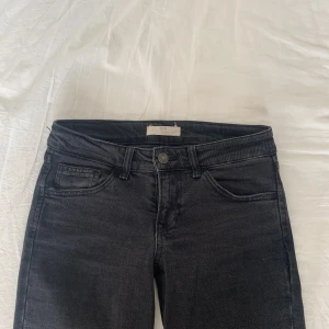 Stradivarius  - Raka lågmidjade jeans från stradivarius, storlek 34, passar mig som vanligtvis bär 34. Jag är 165, skulle kunna passa 170. Skriv för fler bilder! Pris kan diskuteras 