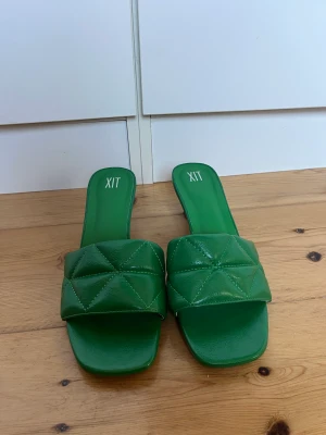 Låg klacksko - Låga klackskor i en fin grön färg. Storlek 39. Aldrig använda. Nypris 600kr.