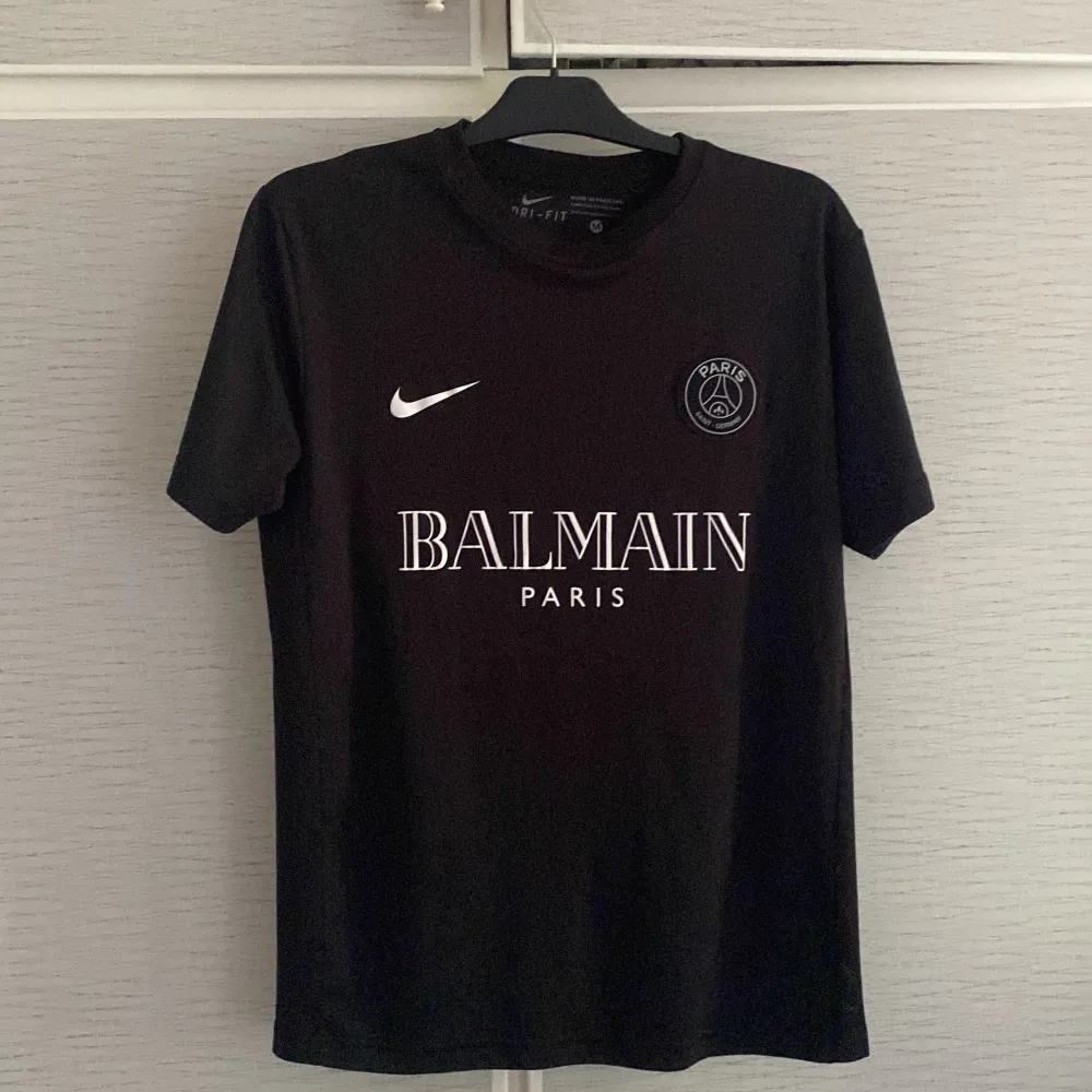 Balmain PSG koncept T-shirt svart, storlek M, Helt ny, använd bara ett fåtal gånger. Inga konstigheter med den. T-shirts.