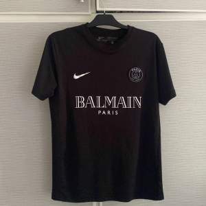 Balmain PSG koncept T-shirt svart, storlek M, Helt ny, använd bara ett fåtal gånger. Inga konstigheter med den