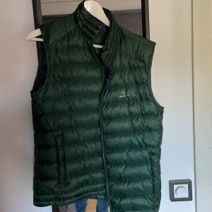 Gant väst - Säljer den för att den inte riktigt kommer till användning. Endast använd fåtal gånger. Skick 9/10. Nypris 2000kr/ Mitt pris 300kr