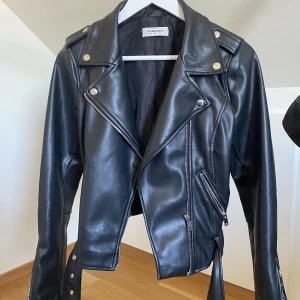 Skinnjacka - Nelly  - Säljer min skinnjacka från Nelly, inga defekter, väl omhändertagen. 120 + frakt💕 