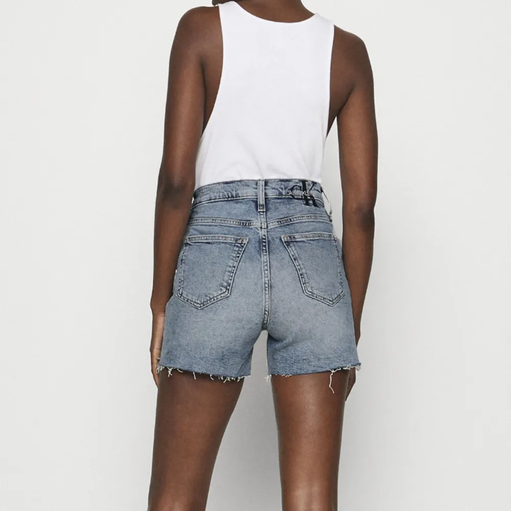 jeansshorts från calvin klein i bra skick. Storlek W26, skriv om ni vill veta dem exakta måtten. Shorts.