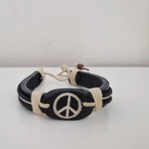Armband i läder - Läderarmband med "peace"symbol. 