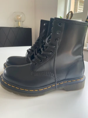 De Martens - Helt nya Dr. Martens, (använda endast 1 gång.). Strl 36
