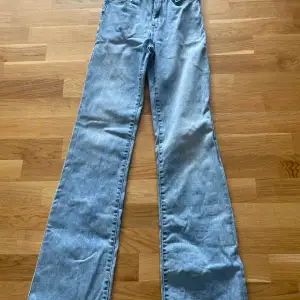 Ljusblåa väldigt sköna jeans från Lindex i nästan nyskick som endast är använda 1-2 gånger. Har tyvärr blivit för små för mig i midjan💙💙