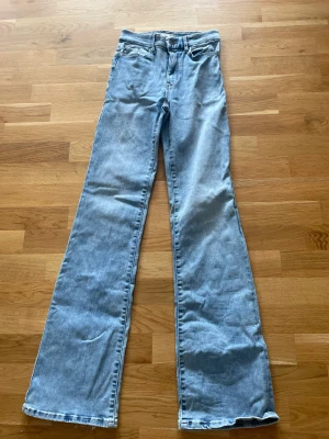 Ljusblå bootcut jeans från Lindex - Ljusblåa väldigt sköna jeans från Lindex i nästan nyskick som endast är använda 1-2 gånger. Har tyvärr blivit för små för mig i midjan💙💙