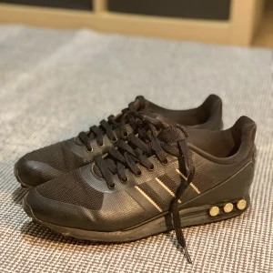 Adidas LA Trainer  - Säljer Adidas LA trainer 2. Skorna är i ett mycket bra skick. Nypris är 1299 kr. De har inga skador.