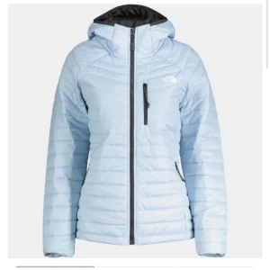 Ljusblå the north face jacka  - Nästan helt oanvänd, så gott som ny! Kan sänka priset vid snabb affär. Nypris: 1799kr