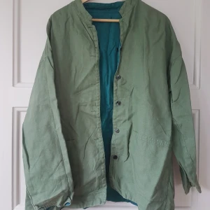 Skjorta/Kavaj i linne, strlk XS-M, Gudrun Sjödén  - Skjorta/Kavaj från Gudrun Sjödén. Denna går att vända ut och in för två olika färger, på så sätt blir den två-i-en. Fickor finns på båda sidor. Skjortan är i 100% linne. Passar XS-M eventuellt L, beroende på hur man vill att den ska sitta.