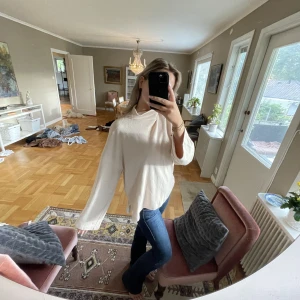 Beigetröja - Säljer nu min absoluta favorit tröja. Har den i alla färger och måste tyvärr sälja några för att få plats i garderoben. En perfekt tröja som passar till allt och sitter fint (oversize), ett otroligt plagg till hösten helt enkelt!😝