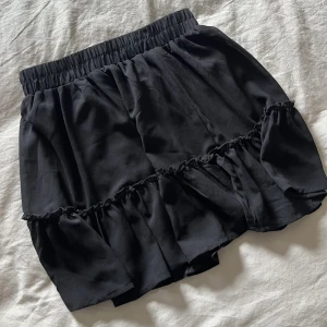 Kjol - Säljer denna kjolen ifrån new yorker i storlek S💗