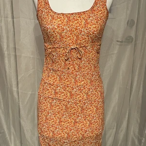 Söt klänning  - Knyt runt om. Fin och unik. 