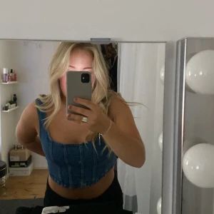 Jeans topp - Jeans topp från stradivarius i storlek M.