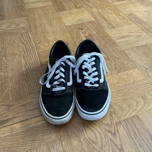 Låga vans - Låga vans i storlek 39. Använda men i bra skick. Nypris 900kr.
