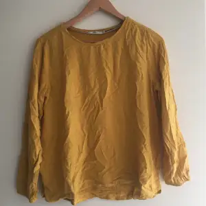 Jätteskön gul tröja med lite kortare ärmar💕 Tunnt och luftigt tyg☺️