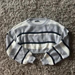 Randig stickad tröja  - Randig stickad tröja från Shein. Aldrig använd. 