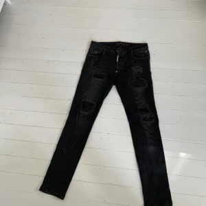 	phillip plein - Storlek 34, topp kvalitet då jag knappt har använd dem. Säljs pga dem bara ligger å dammar.