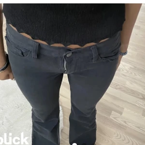Lowwaist jeans - Köpta på plick men för små för mig och därmed aldrig använt. Passar någon med 34-36 i jeans. Innerbenslängden är 83 cm. Köparen står för frakt