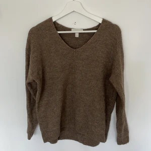 Stickad tröja  - Brun stickad tröja 