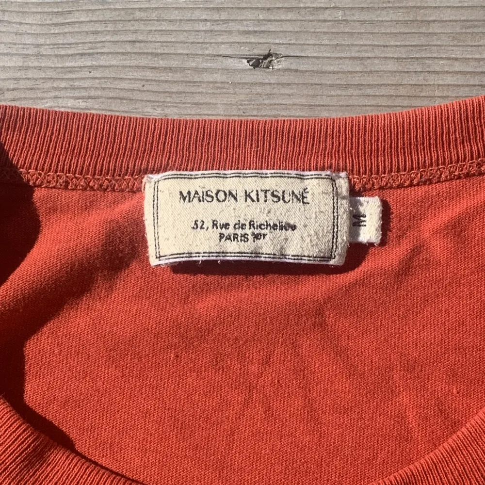 Maison Kitsune Tshirt som jag köpt för länge sedan, klassiskt print från MK och fin rödorange färg, små fläckar men de går bort i tvätten☺️ Skriv för fler frågor eller bilder . T-shirts.