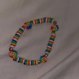 Säljer detta armbandet med alla regnbågens färger. Hemmagjord och aldrig använt:)