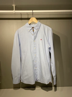 Morris skjorta - Säljer en skit fet Morris tröja! Den är i storlek 39/40 som motsvarar mellan S-M. Nypris är 1200-1300kr. Mitt pris: 399kr, kan prutas i snabb affär.
