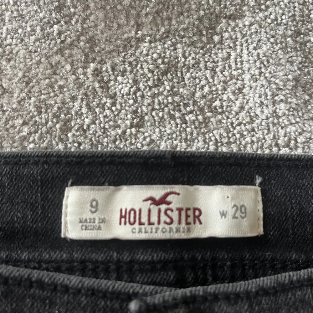 Säljer dessa jeans shorts från Hollister pågrund av att de inte passar💗 Aldrig använt och de har låg midja  Midjemåttet är 84 cm . Shorts.