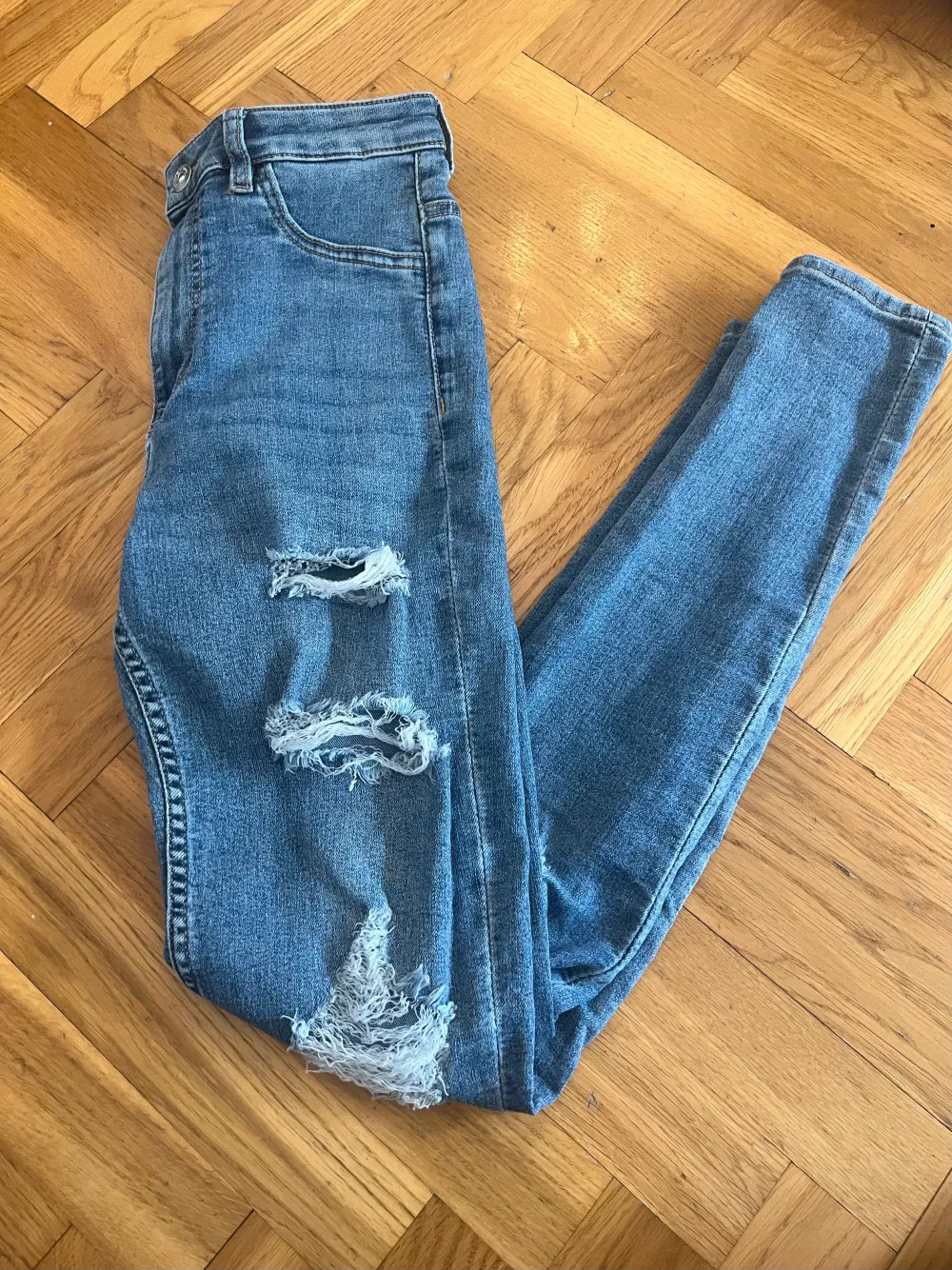 Fina jeans från H&M i strl 34. Jeans & Byxor.