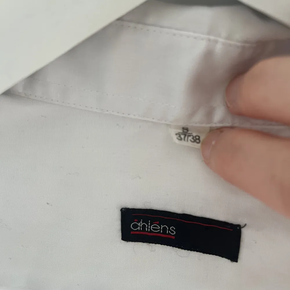 Fin kortärmad vit skjorta från Åhléns❤️‍🔥 Använd ett antal gånger, i bra skick. Går nedanför rumpan på mig, är 170 cm. . Skjortor.