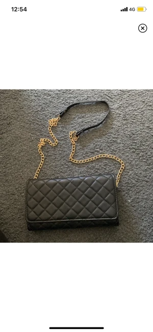 Axelväska  - Svart väska som nästan aldig använd💕nyskick 