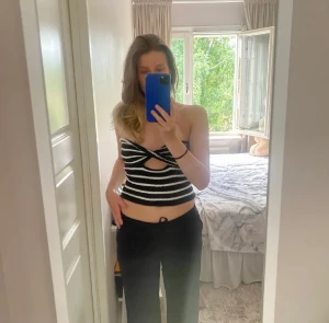 Tubtopp - Oanvänd tubtopp från shein som jag inte får användning av tyvärr. Storlek S och skulle påstå att den är ”true to size”. Säljer dessutom de vita linnebyxorna🥰