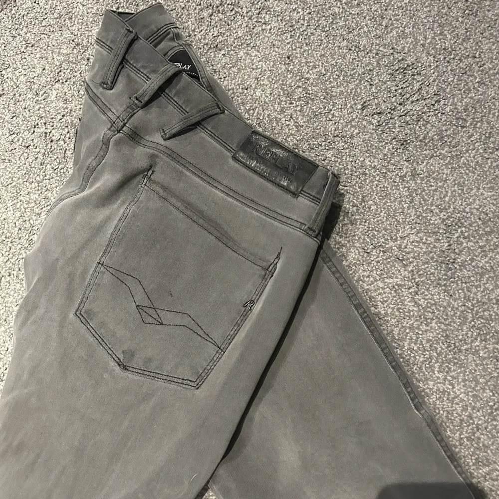 Replay jeans  Storlek 33  Köpt på NK Skick 8.5/10  Modellen heter anbass Om det är några frågor är det bara att skriva ✅🙌🙌. Jeans & Byxor.