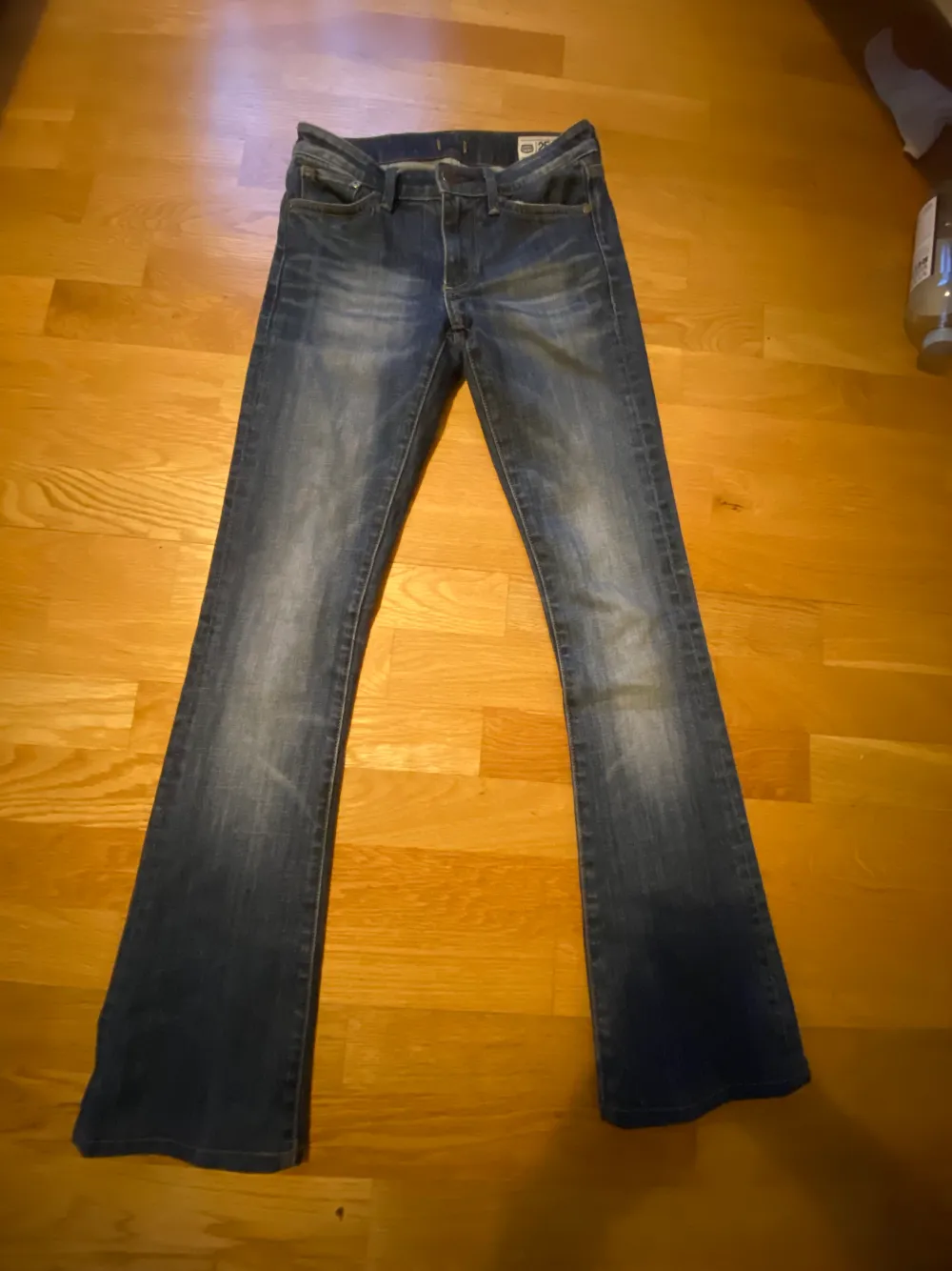 Säljer mina crocker jeans, i modellen pep! Boot. Dem är i superbra skick och säljas då dem är försmå för mig🫶🏻. Jeans & Byxor.