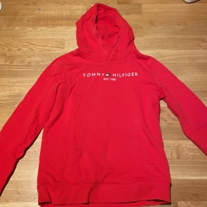 Tommy Hilfiger - Säljer för att den inte passar mig lämgre
