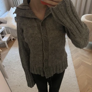 Stickad kofta - Superskön grå stickad kofta