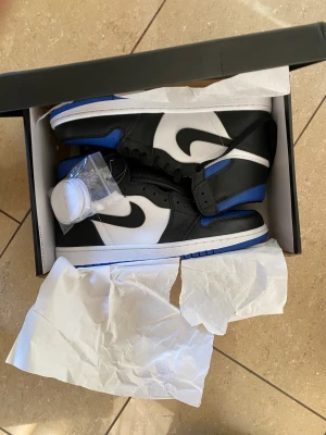 Jordan 1 royal toe  - Nu säljer jag ett par Jordans som är intill nya dom. Har använt dom ett fåtal gånger i storelk 45 säljer vidare det till ett mer befintligare pris. Hör av dig om du är intresserade. Extra skosnöre och box följer med 