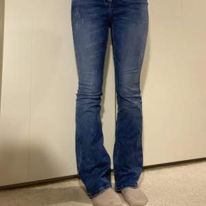 Snygga jeans från Pulz. Säljer för 80kr. Storleken är W:26 L:32 ❤️🤩