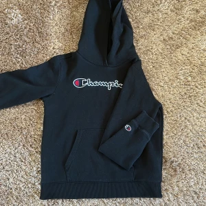 Champion hoodie - Säljer en jättefin champion hoodie i storlek X-LARGE i barn, 13-14 yrs, 162/167cm. Köpt från kidsbrandstore!