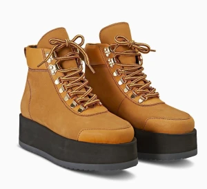 Minimarket skor stl 40 - Grymma skor i skinn från Minimarket, stl 40. Några små märken, sätter pris därefter. Nypris ca 2500 kr.