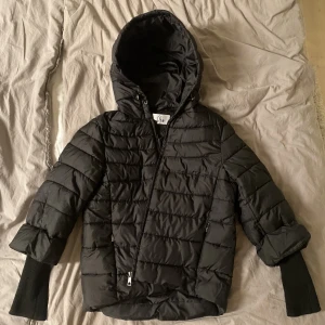 3/4 ärmad jacka - Skitsnygg jacka köpt secondhand, tyvärr kommer jag inte att använda den. Som i nyskick. 