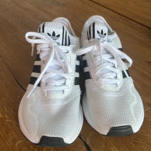 Sneakers/idrottsskor - I nyskick , endast använda några gånger inomhus .Aldrig använda utomhus . Strl 39 1/3. 