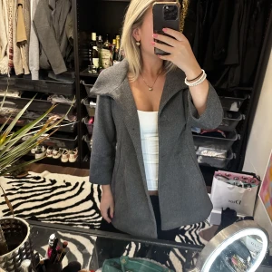 Grå kappa  - Grå kappa med lite kortare ärmar, jättefint skick! Från esprit, hittar ingen storlek men passar mig som normalt har S.