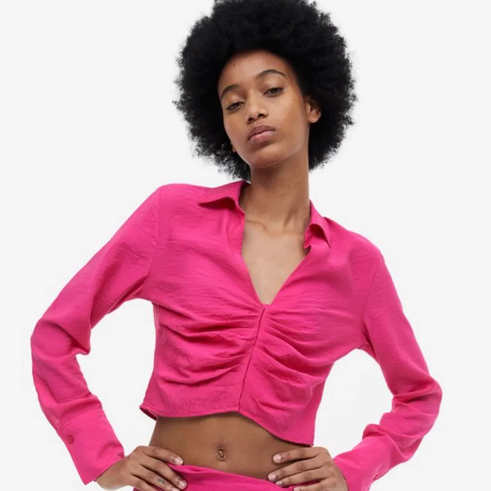 Säljer denna rosa blus som bara gått till bruk en gång.. Blusar.