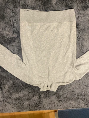 H20 zip tröja - Tjena, säljer nu min halfzip från H20 som är riktigt snygg och i bra skick. Priset kan diskuteras vid snabb affär!