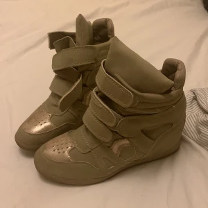 skor - Isabellmarant liknande skor med glitter detaljer. Bara använda vid två tillfällen💕I storlek 39 och pris kan diskuteras (dom kommer inte till användning för dom är för små för mig har igentligen 40 pga detta så säljer jag